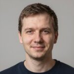 Улыбающийся мужчина делится отзывом о выборе слотов с прогрессивным джекпотом в казино Raja Zeus